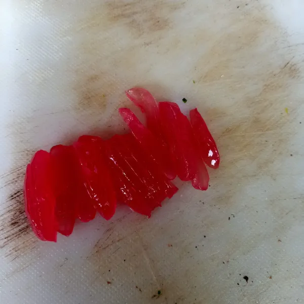 Iris kolang-kaling sesuai selera.