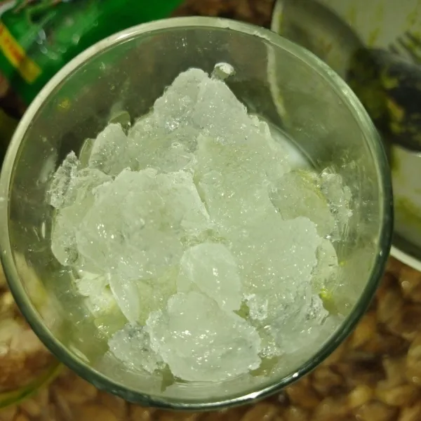 Lalu masukkan alpukat yang tadi sudah dihaluskan, lalu tutup kembali dengan es batu secukupnya.