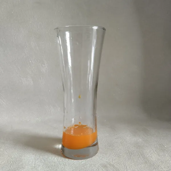 Tuang sirup orange kedalam gelas.