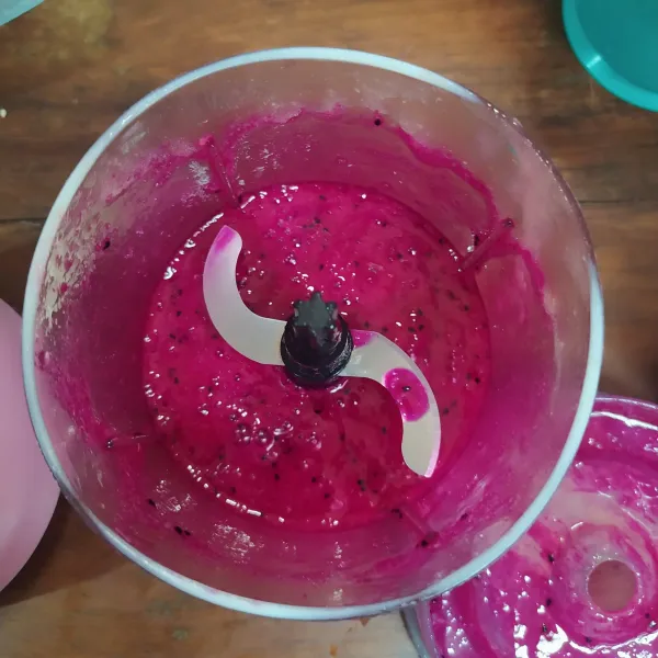 Kupas buah naga dan potong-potong. Masukkan ke dalam blender. Beri air dan gula sesuai selera lalu proses hingga halus.