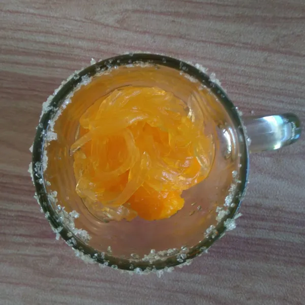 Tambahkan jelly rasa jeruk ke dalam gelas.