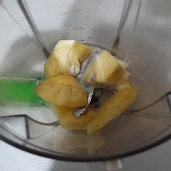 Masukkan potongan nanas dan madu ke dalam blender.