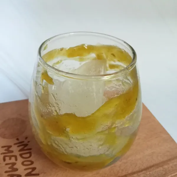Masukkan selai ke dalam gelas dan oles bagian dinding dalam gelas dengan selai, tambahkan juga es batu secukupnya.
