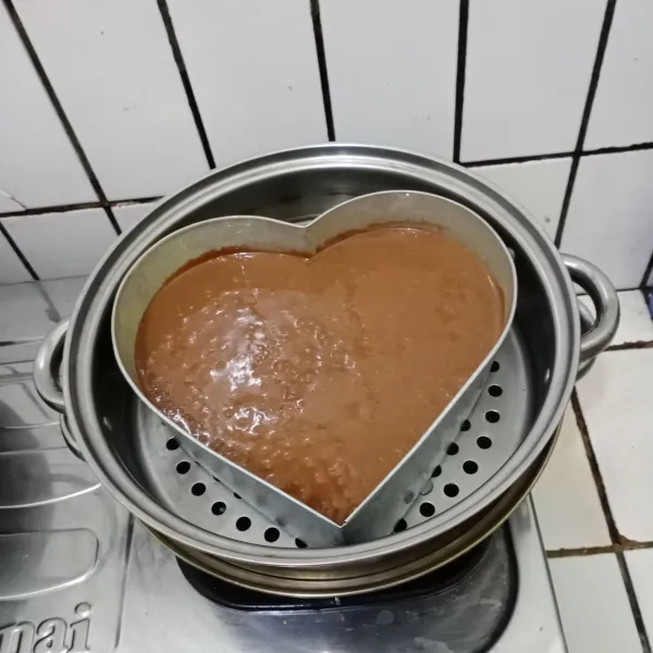 Panaskan kukusan. Oles permukaan loyang dengan margarin. Tuang adonan ke loyang & kukus ± 30 menit.