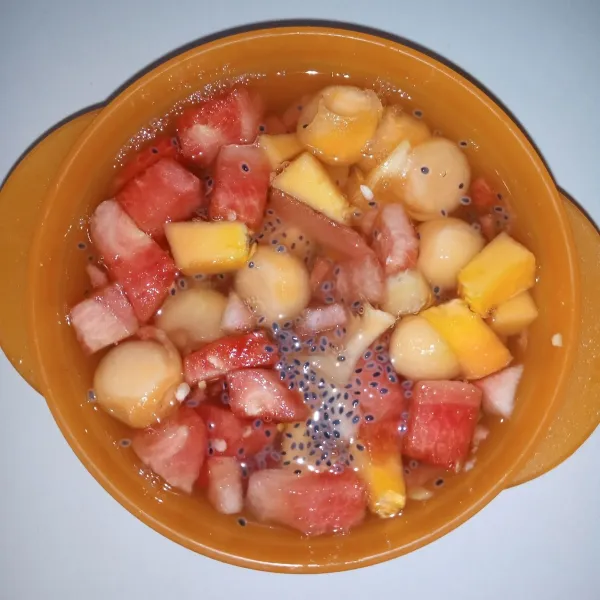 Campur buah, biji selasih dan air gula. Aduk rata. Koreksi rasa.