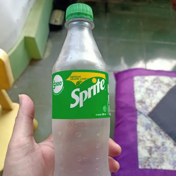 Siapkan air soda/ sprite.