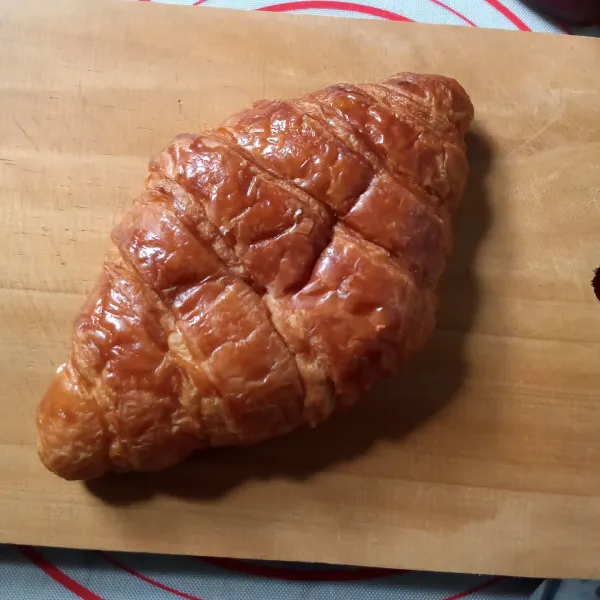 Siapkan croissant, belah tidak putus.