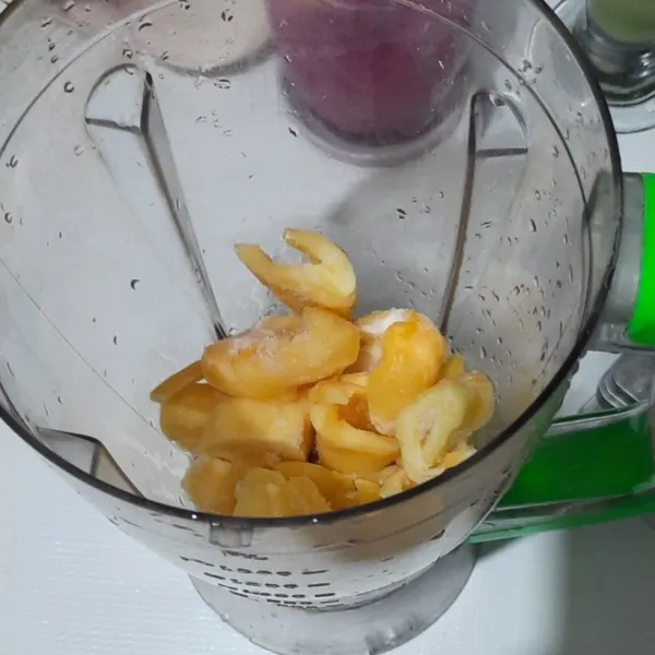Potong buah nangka yang sudah beku, masukkan ke dalam blender.