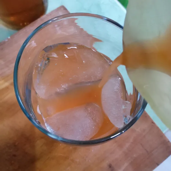 Tuang dalam gelas yang telah diberi es batu dan sajikan.