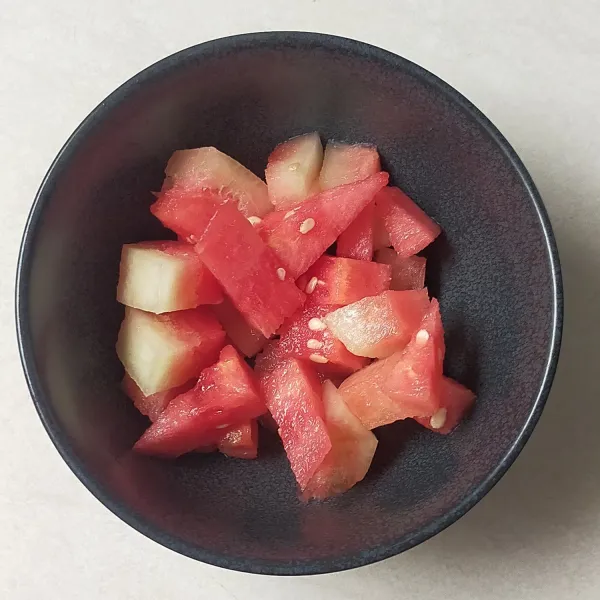 Potong-potong buah semangka lalu sisihkan.