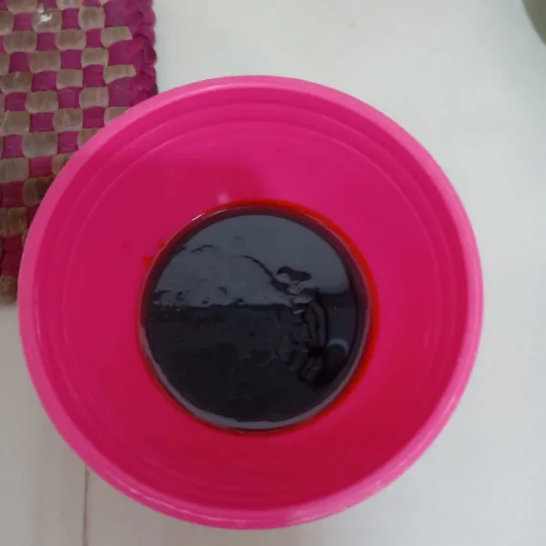 Siapkan bahan saus samyang, campur dan aduk rata dalam mangkuk