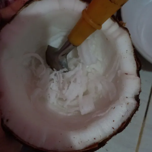 Kerok kelapa secukupnya.