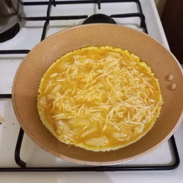 Panaskan margarin, dadar telur masak hingga matang di kedua sisinya.