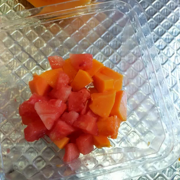 Potong buah sesuai selera.