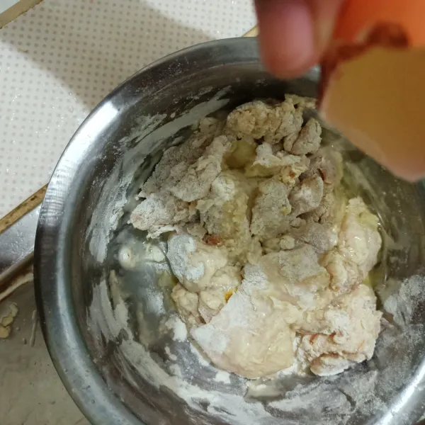 Masukkan tepung bumbu ayam kriuk dan putih telur. Aduk hingga tercampur rata.