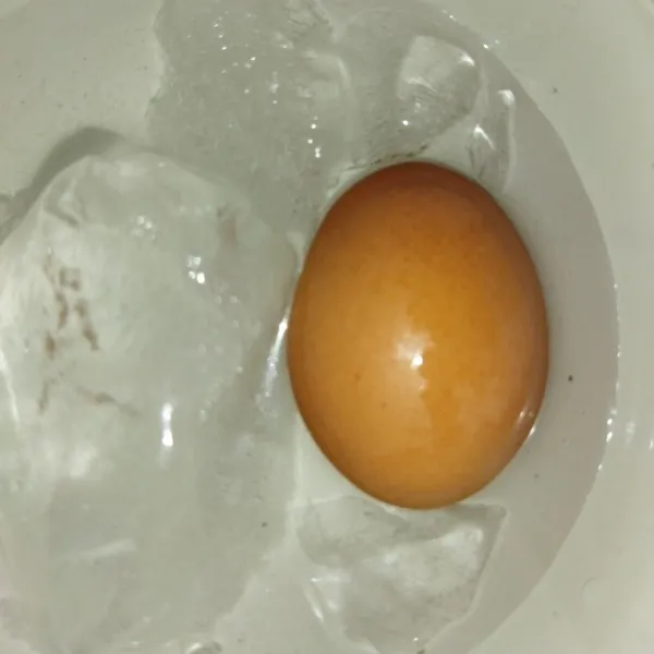 Membuat telur rebus : rebus air secukupnya, setelah mendidih, masukkan telur secara perlahan, telur harus terendam, masak sekitar 7 menit, sesekali diaduk-aduk perlahan, lalu angkat, rendam didalam mangkuk yang berisi air es, kemudian kupas.