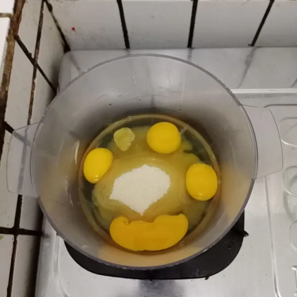 Mixer dengan kecepetan tinggi gula, telur & SP hingga putih mengental.