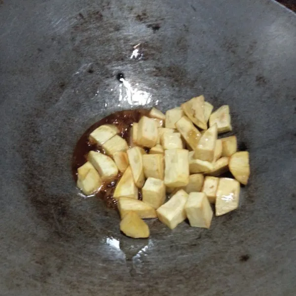 Jika gula sudah menjadi karamel, masukan ubi yang sudah di goreng, lalu aduk rata, gula karamel akan keras sendiri apalagi sudah kering.