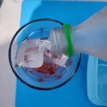 Tuang air soda manis ¾ tinggi gelas.