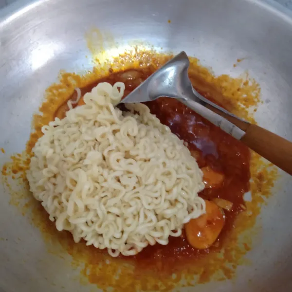 Lalu masukkan mie telur.  Aduk rata hingga semua tercampur.  Sajikan dalam piring dengan taburan wijen dan bubuk nori serta bakso salmon.