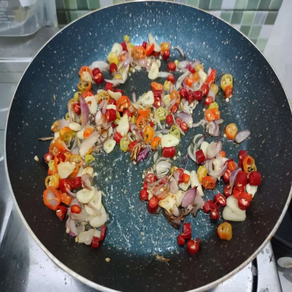 Kemudian masukkan cabe rawit, tumis hingga cabe layu.
