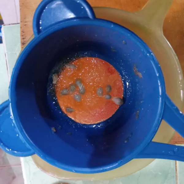 Beri perasan air jeruk. Beri simple sirup, aduk rata.