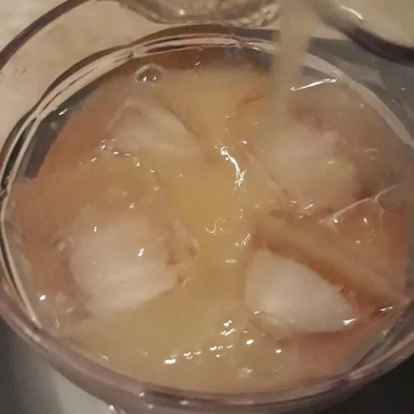 Tuang jus melon,aduk sampai tercampur rata.