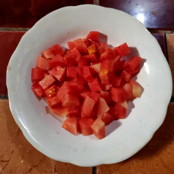 Potong dadu buah semangka lalu sisihkan.