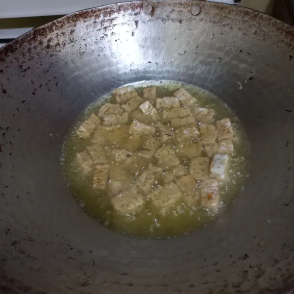 Potong dadu tempe, kemudian goreng hingga matang, tiriskan.