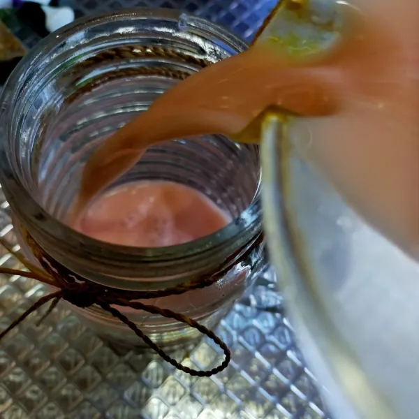 Tuang dalam gelas dan sajikan segera.