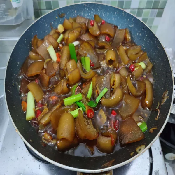 Masak hingga bumbu meresap, cicipi rasanya kemudian matikan api.