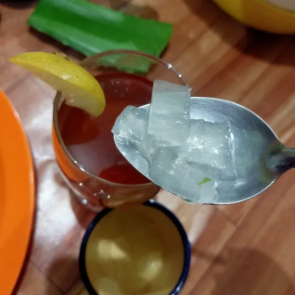 Masukkan potongan lidah buaya/ aloe vera ke dalam gelas.