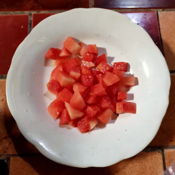 Potong dadu buah semangka.