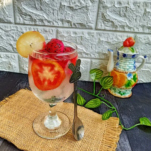 Lalu taruh buah naga di atas lemon di tengah gelas. Lalu siap disajikan untuk keluarga.