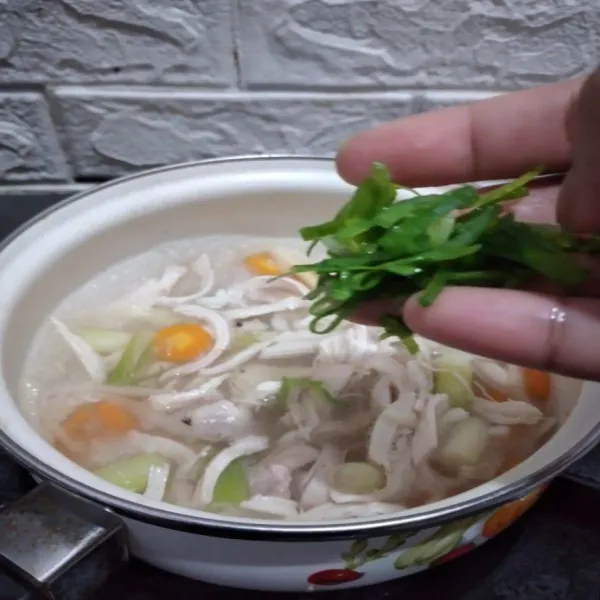 Terakhir masukkan daun bawang, aduk, matikan kompor, sajikan sup Korea hangat bersama nasi putih.