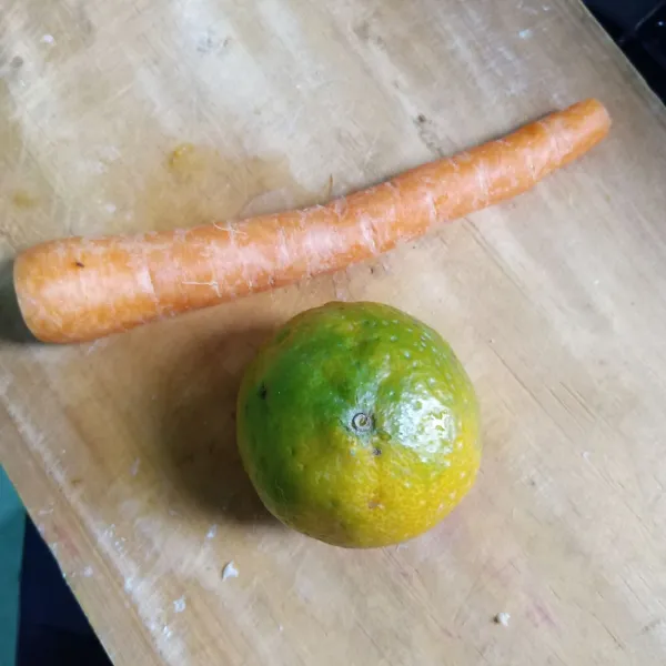 Siapkan wortel dan jeruk.