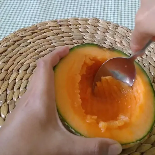 Kerok buah melon, kemudian sisihkan.