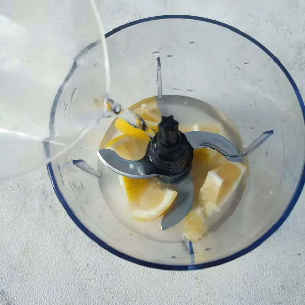 Masukkan jeruk lemon, SKM dan air ke dalam blender.