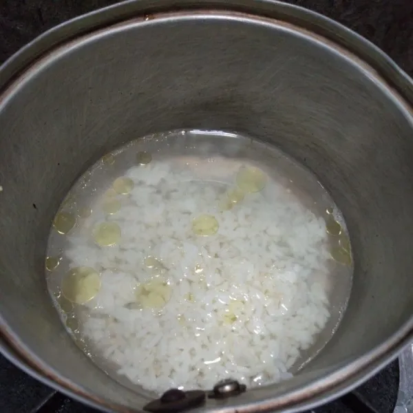 Angkat ayam, sisihkan untuk topping bubur dan suwir, di dalam panci yang berisikan kaldu, masukan nasi dan masak hingga air setengah menyusut.