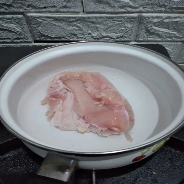 Rebus ayam dengan air secukupnya hingga matang, buang airnya dan suwir daging ayam.