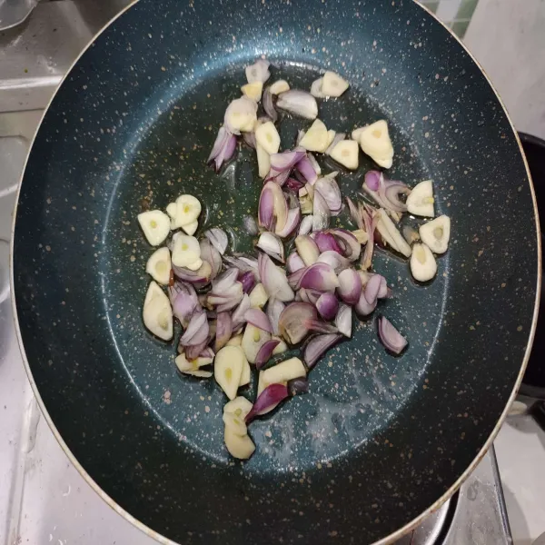 Tumis bawang merah dan bawang putih hingga wangi.