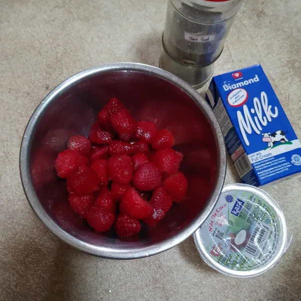 Keluarkan buah strawberry beku dari kulkas, lalu siapkan semua bahannya.