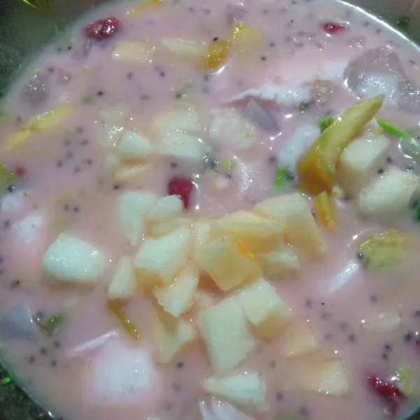 Masukkan jelly pandan dan buah buahan lainnya, aduk rata. Es buah siap disajikan.
