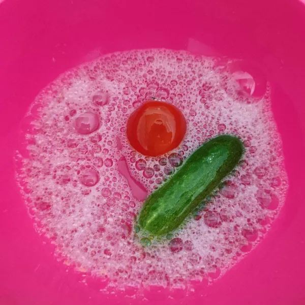 Cuci bersih tomat dan timun dengan cairan pembersih buah dan sayur.