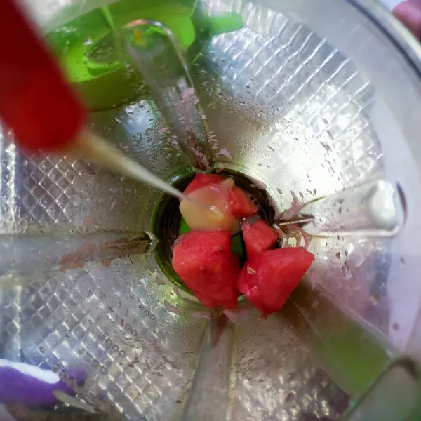 Masukkan semangka yang telah dipotong-potong, kemudian tambahkan susu kental manis.
