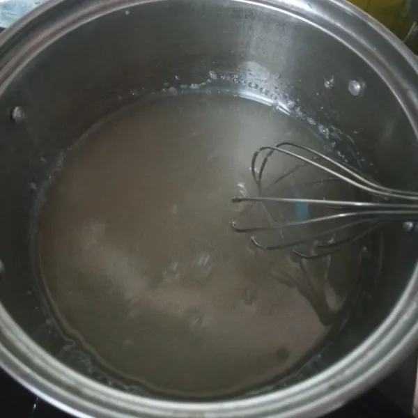 Kedua, buat sirup frambozen. Siapkan panci, masukkan gula dan air. Masak hingga gula larut dan mendidih. Kecilkan api.