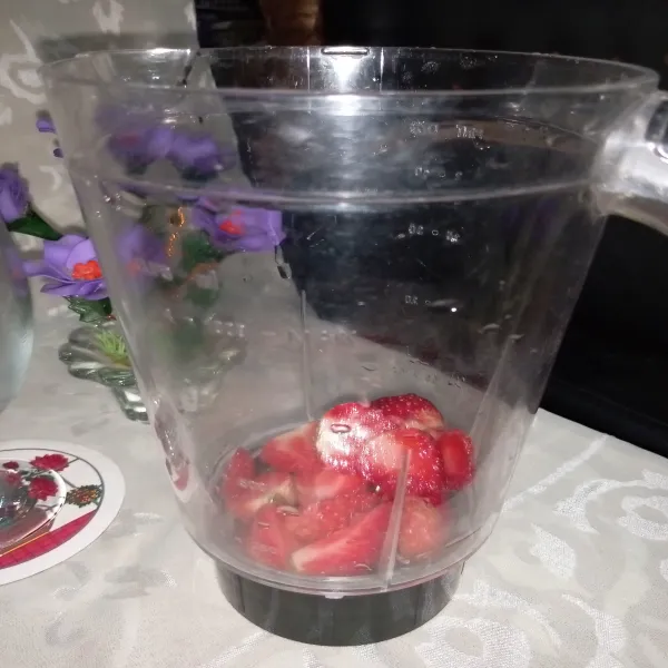 Masukkan ke dalam blender strawberry yang sudah dipotong-potong tadi.