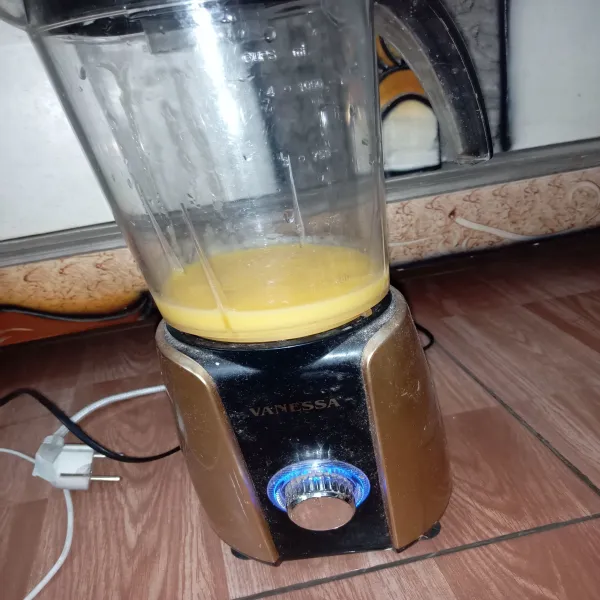 Blender hingga lembut lalu tuangkan ke dalam gelas dan beri topping mangga.