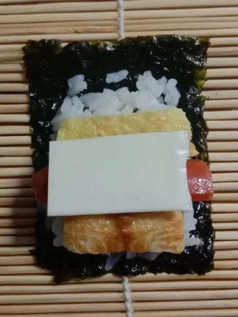 Beri nasi di atas Nori kemudian beri telur dadar, sosis, cikuwa dan keju. Gulung kimbap sambil ditekan-tekan supaya padat. Ujung Nori beri sedikit air sebagai perekat. Potong-potong dengan pisau tajam supaya tidak sobek. Sajikan.