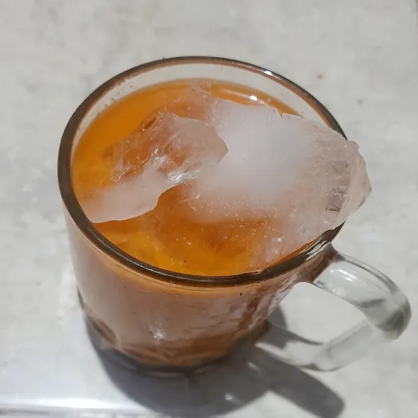 Masukkan es batu secukupnya dan sajikan.